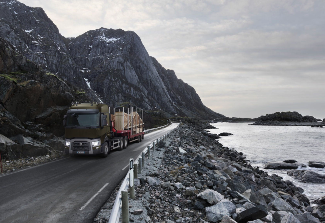 Screenshots from Volvo e-learning - truck on road